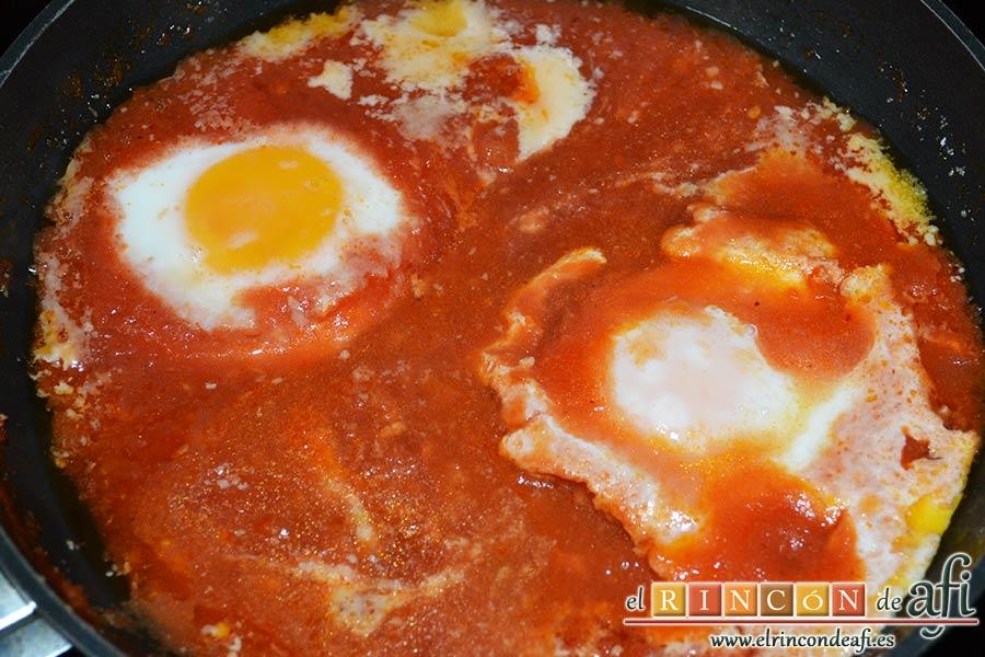 Huevos del purgatorio, tapar la sartén y dejar que se vayan cuajando los huevos