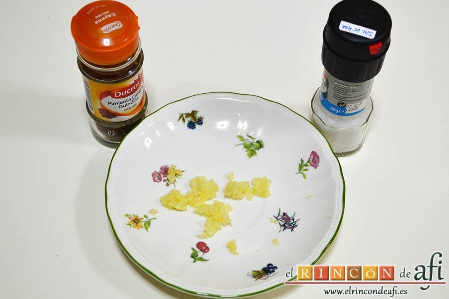 Huevos del purgatorio, prensar el diente de ajo y preparamos la cayena y la sal marina