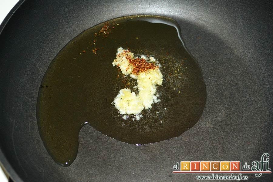 Huevos del purgatorio, calentar las dos cucharadas de aceite de oliva en una sartén y agregamos el ajo prensado y la cayena molida
