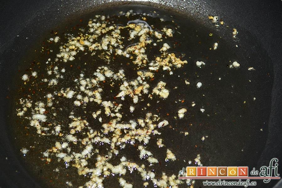 Huevos del purgatorio, vigilar el momento en que el ajo se dore