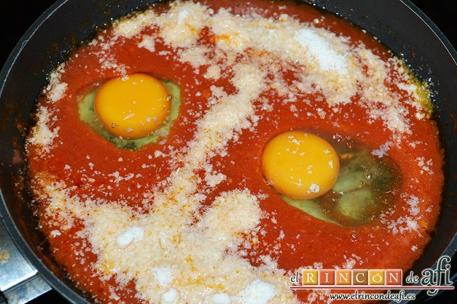Huevos del purgatorio, espolvorear queso parmesano respetando las yemas de los huevos