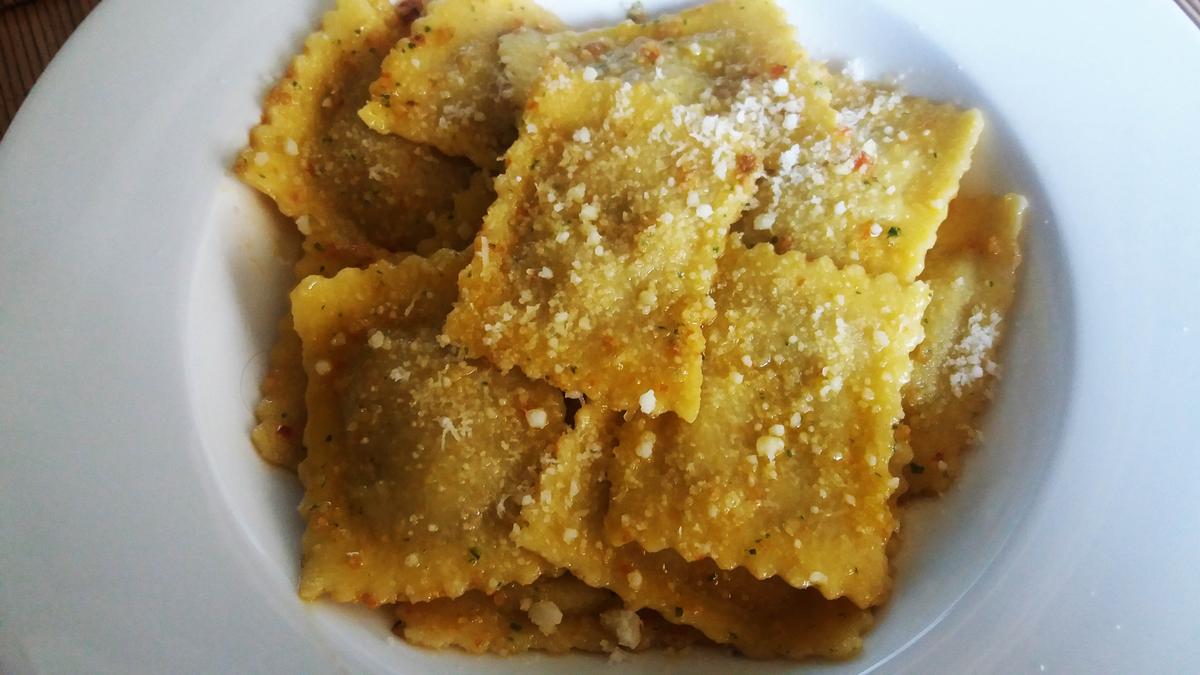 Ravioli de carrilleras al oporto con pesto rojo