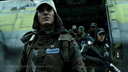 Imagenes androide y la tripulacion en el planeta de la pelicula Alien: Covenant