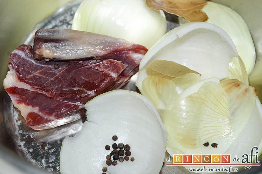 Garbanzos con berenjenas, ponemos en una olla exprés los cascos de cebolla, la punta de jamón, los granos de pimienta negra y las hojitas de laurel