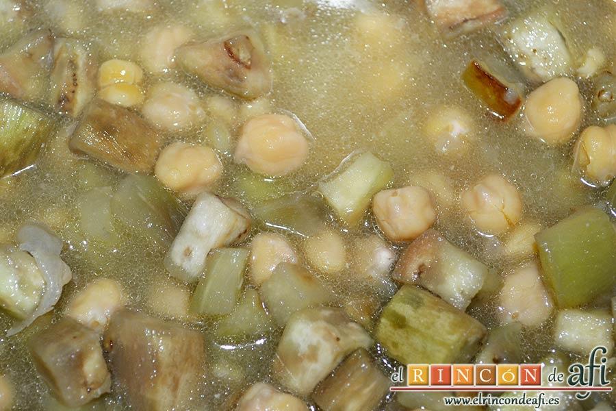 Garbanzos con berenjenas, añadir el caldo caliente