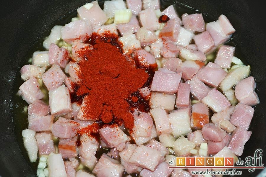 Garbanzos con berenjenas, añadir los dientes de ajo picados y el pimentón