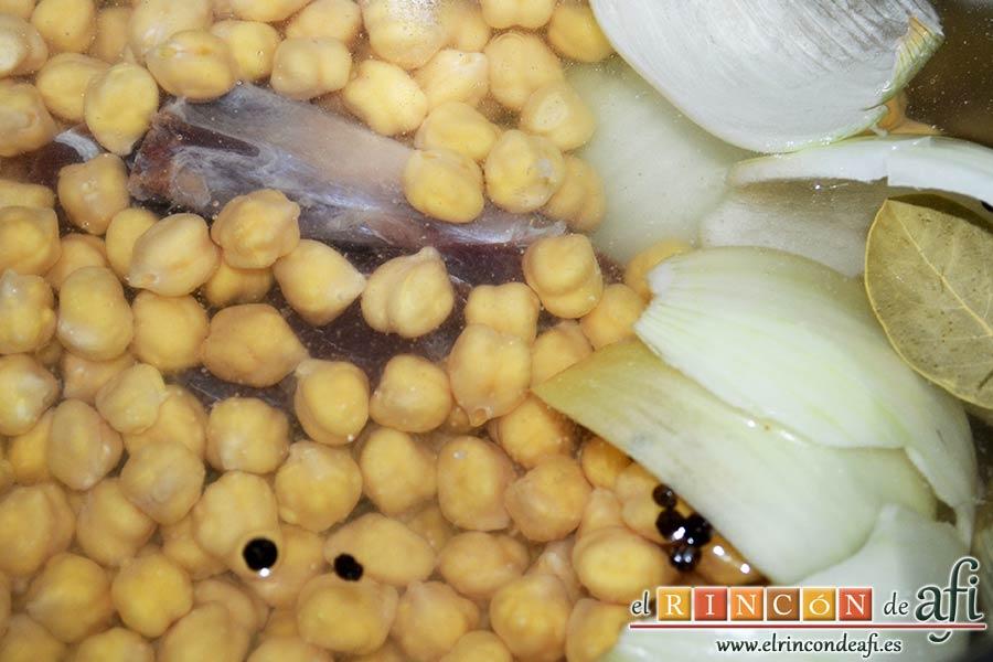 Garbanzos con berenjenas, cubrir de agua