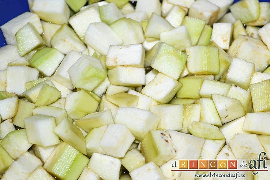 Garbanzos con berenjenas, pelar las berenjenas, cortar en cubitos y ponerlas a remojo en agua con sal