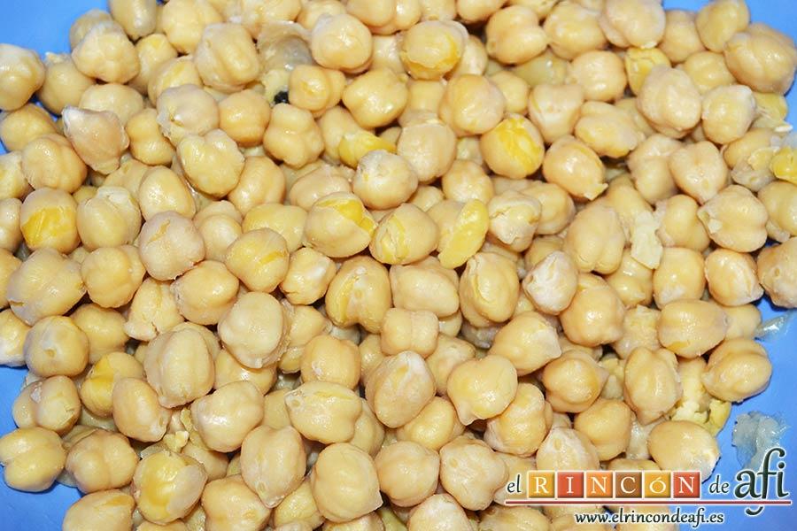Garbanzos con berenjenas, una vez acabada la cocción, escurrir y reservar los garbanzos