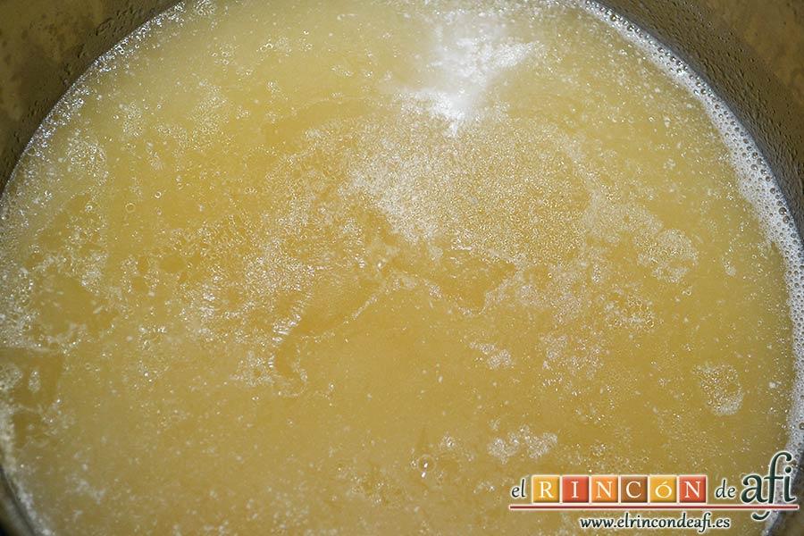 Garbanzos con berenjenas, colar y guardar el caldo