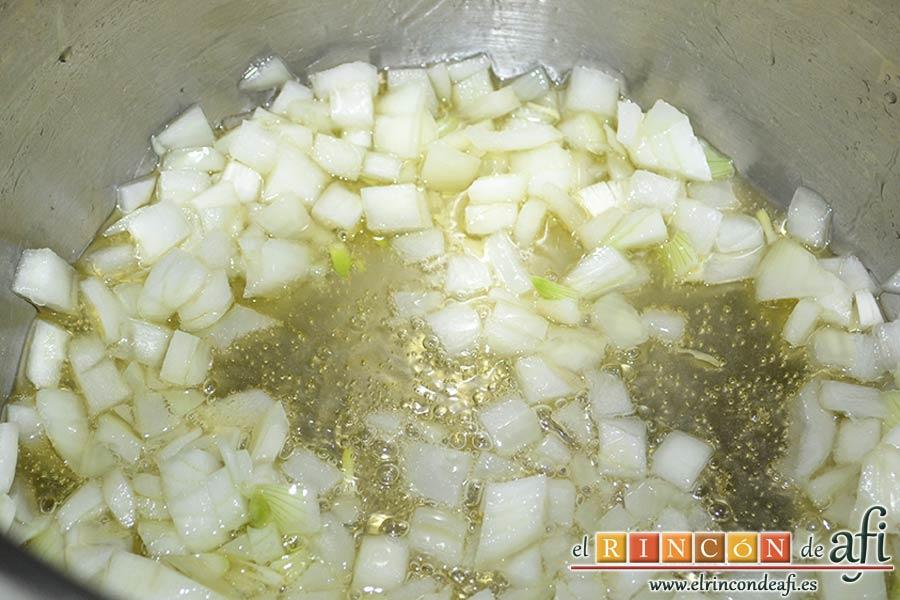 Garbanzos con berenjenas, echar en la misma olla aceite de oliva y pochar la cebolla