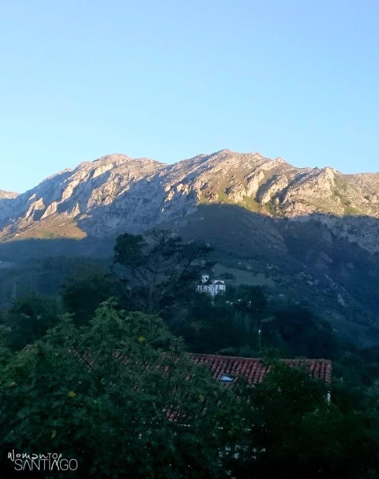 paisaje con casas y montañas