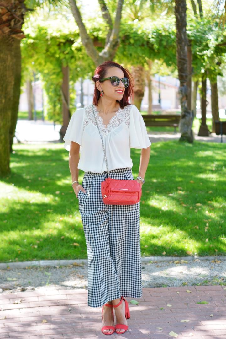 Look de oficina con pantalones vichy