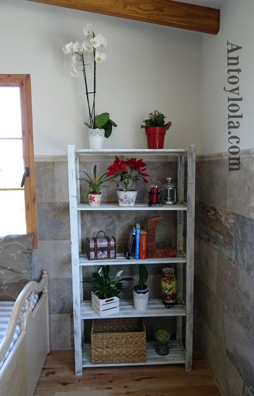estantería de madera pintada con efecto desgastado