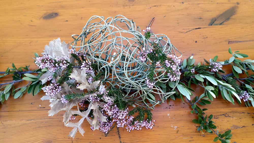 Centro de mesa otoñal con antiguos moldes de magdalenas