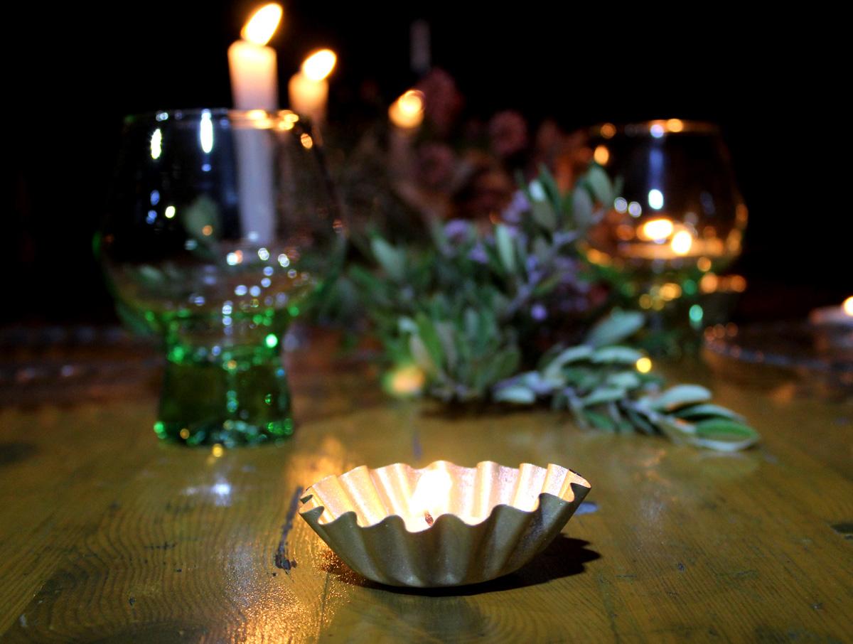 Centro de mesa otoñal con antiguos moldes de magdalenas