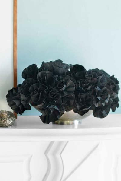 manualidad original para halloween: flores de origami de color negro para decorar