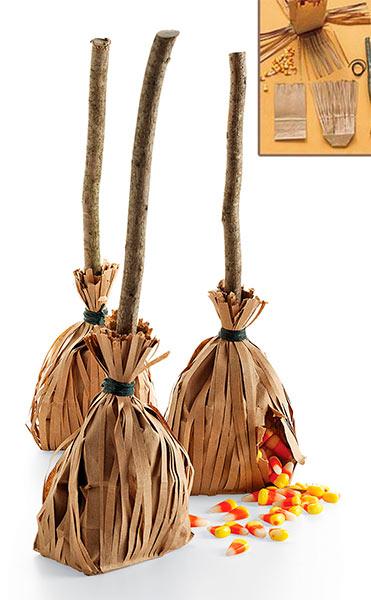 manualidad original para halloween: escoba rellena de gominolas y carmelos