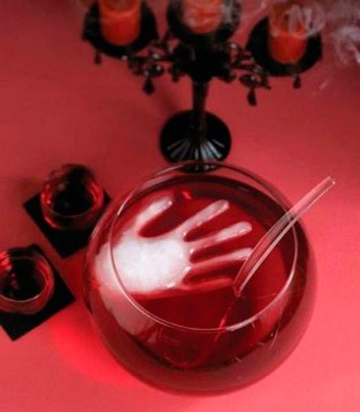 manualidad original para halloween: ponche con una huella de una mano para decorar