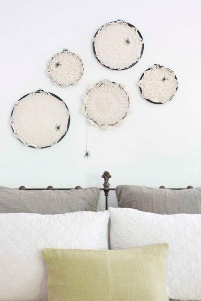 manualidad original para halloween: telas de araña hechas con ganchillo para decorar la pared