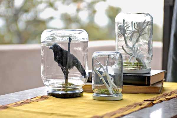 manualidad original para halloween: bola de nieve con insectos reutilizando un tarro de conservas