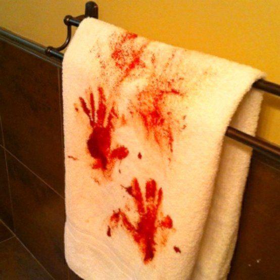 decoración para Halloween casera con toalla con sangre