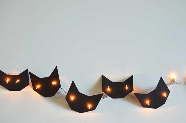 manualidad original para halloween: guirnaldas de luces de gatos de papel