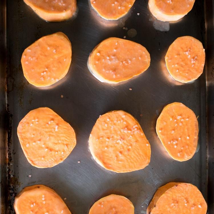 Camotes rostizados con queso crema y miel de chipotle