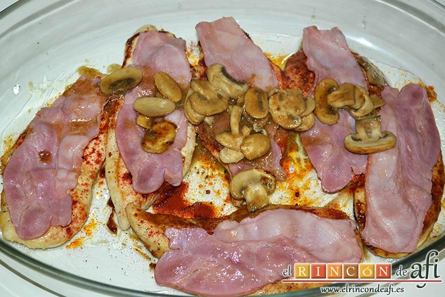 Pechugas de pollo a la mostaza y miel gratinadas con bacon, champiñones y queso, colocar el bacon por encima de las pechugas