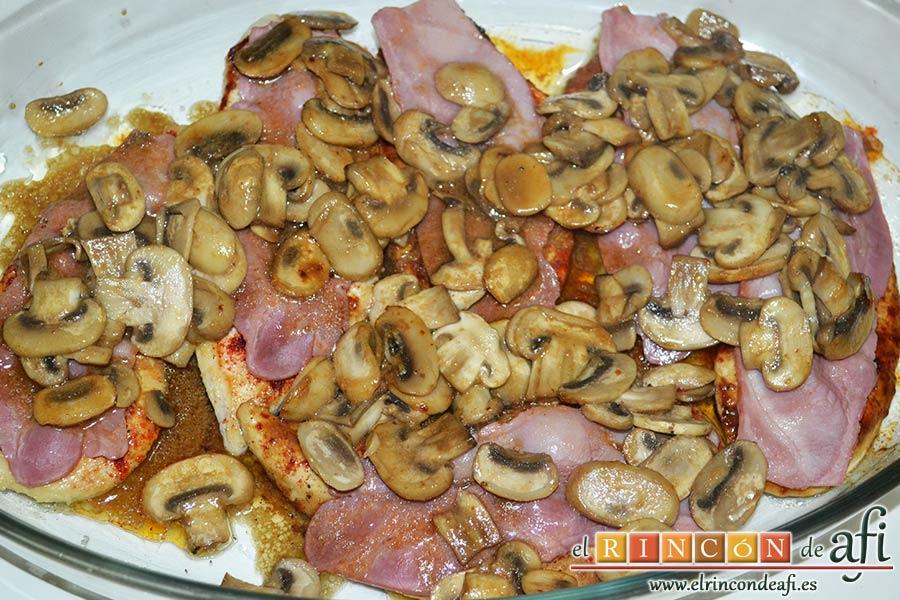 Pechugas de pollo a la mostaza y miel gratinadas con bacon, champiñones y queso, colocar los champiñones por encima