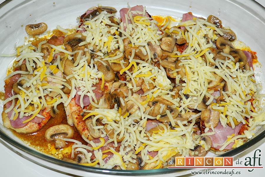 Pechugas de pollo a la mostaza y miel gratinadas con bacon, champiñones y queso, espolvorear con la mezcla de 4 quesos y hornear