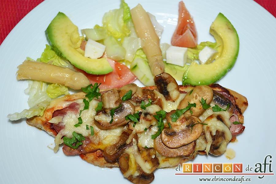 Pechugas de pollo a la mostaza y miel gratinadas con bacon, champiñones y queso, sugerencia de presentación