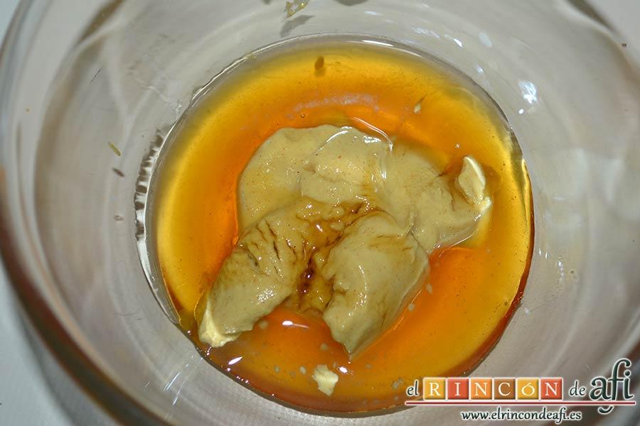 Pechugas de pollo a la mostaza y miel gratinadas con bacon, champiñones y queso, mezclar la mostaza de Dijon, la miel y el zumo de limón