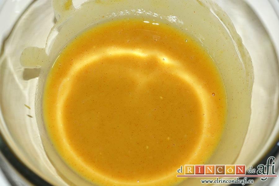 Pechugas de pollo a la mostaza y miel gratinadas con bacon, champiñones y queso, batir hasta que emulsione