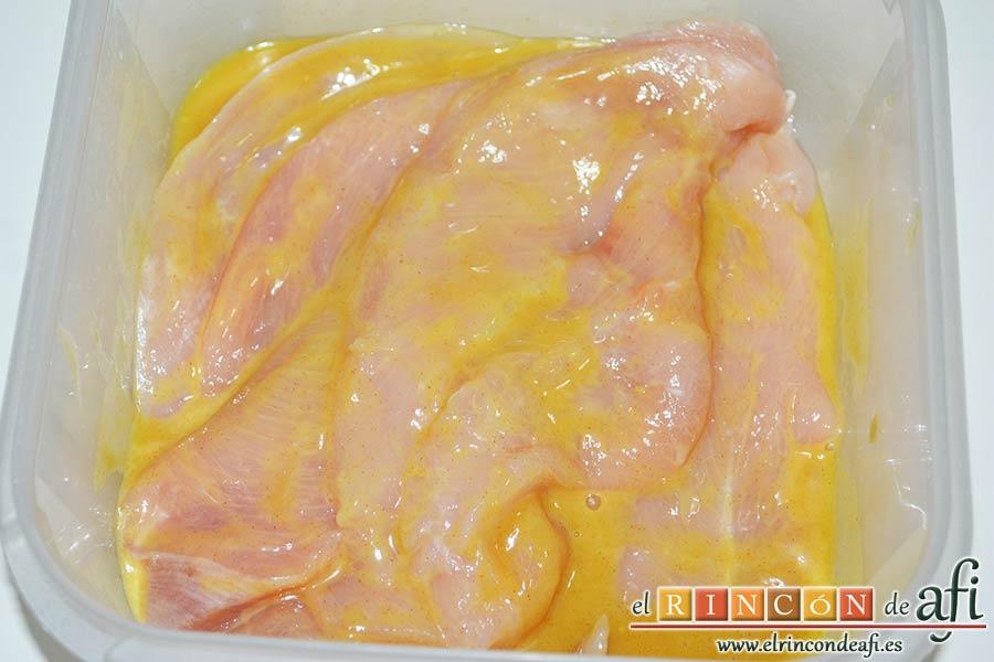 Pechugas de pollo a la mostaza y miel gratinadas con bacon, champiñones y queso, dejar marinando las pechugas un par de horas