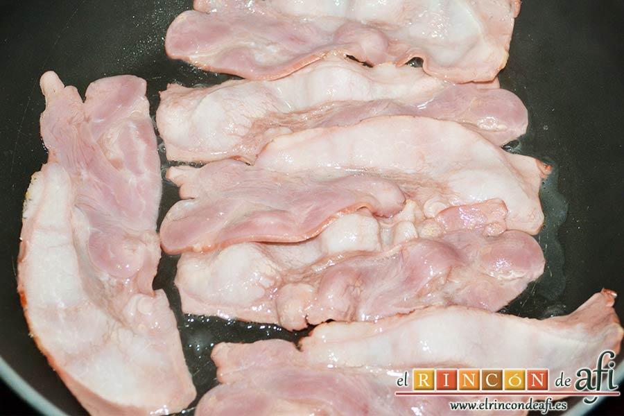 Pechugas de pollo a la mostaza y miel gratinadas con bacon, champiñones y queso, dorar el bacon sin aceite