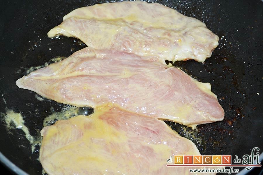 Pechugas de pollo a la mostaza y miel gratinadas con bacon, champiñones y queso, hacer las pechugas en la misma sartén