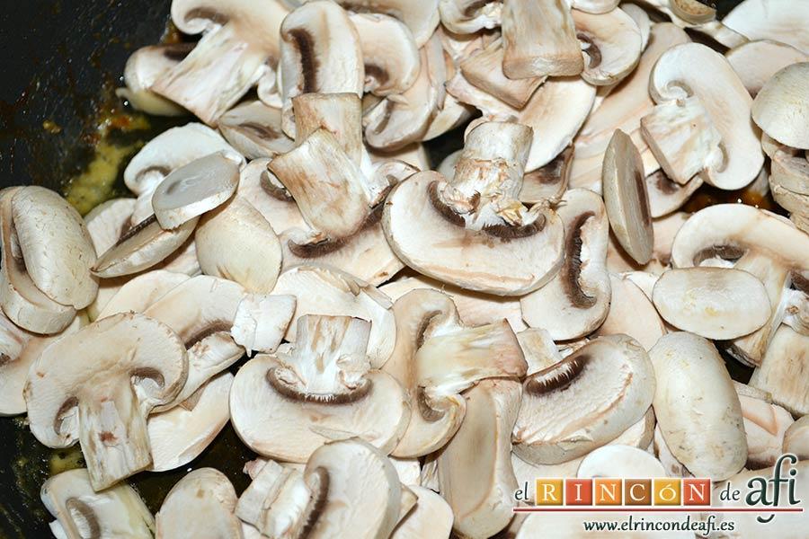 Pechugas de pollo a la mostaza y miel gratinadas con bacon, champiñones y queso, rehogar los champiñones con unas gotas de aceite de oliva en la misma sartén