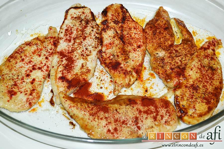 Pechugas de pollo a la mostaza y miel gratinadas con bacon, champiñones y queso, poner las pechugas en una bandeja de horno, salpimentar y añadir pimentón