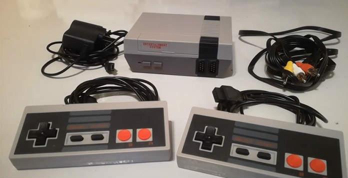 nes game machine clon o copia de la NES Classic Mini o Mini NES pirata con 500 juegos preinstalados 2 mandos y mismos aspecto y diseño especificaciones barato analisis de juegos experiencia de usuario precio y opinión