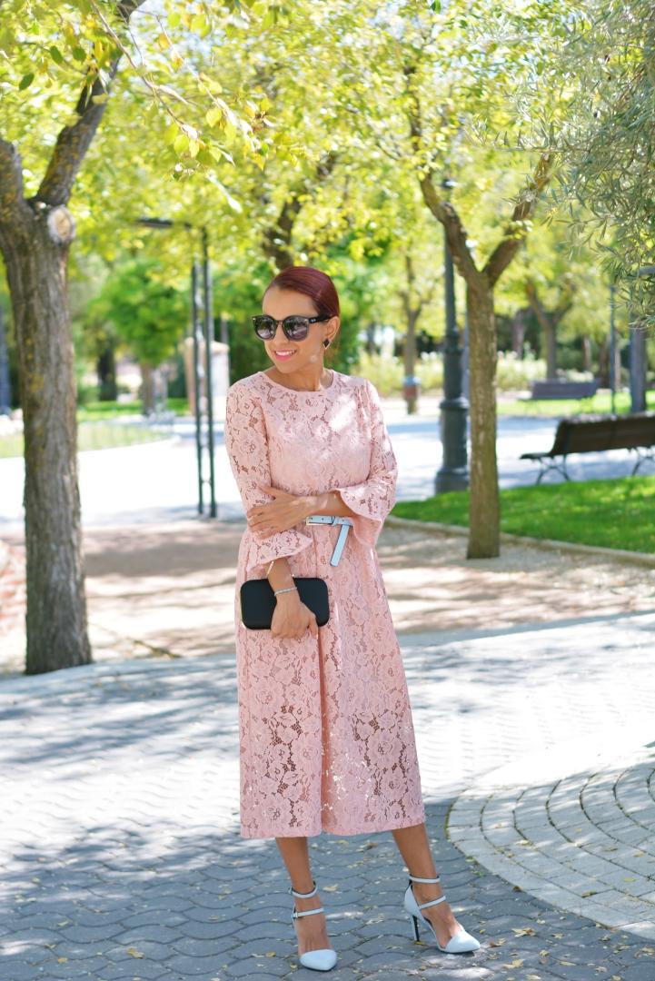 Look con vestido de guipur rosa