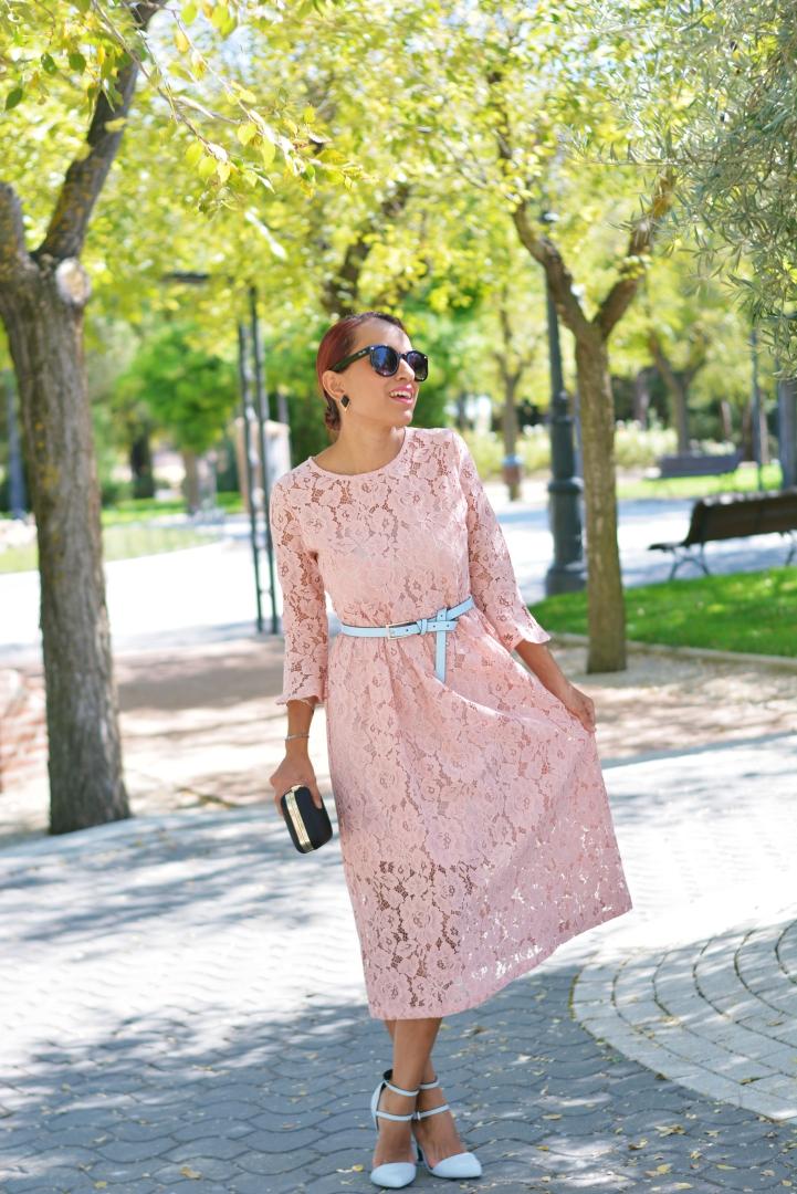 Look formal con vestido rosa palo