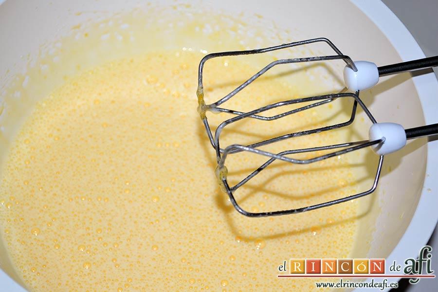 Bica gallega, batir con las varillas eléctricas cinco minutos