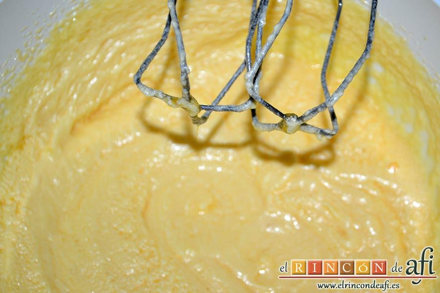 Bica gallega, añadir la mantequilla derretida y seguir batiendo hasta integrar