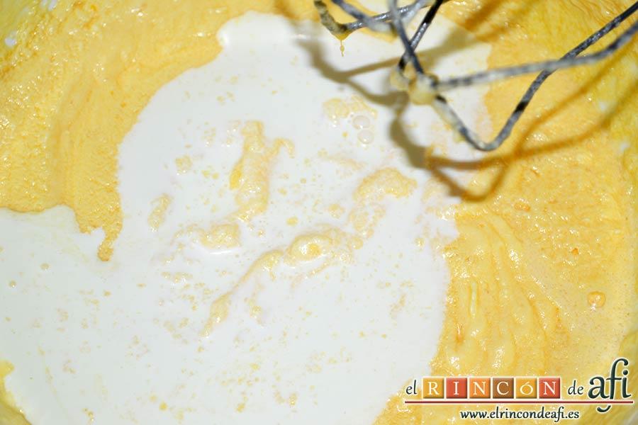 Bica gallega, añadir la nata (crema de leche) poco a poco