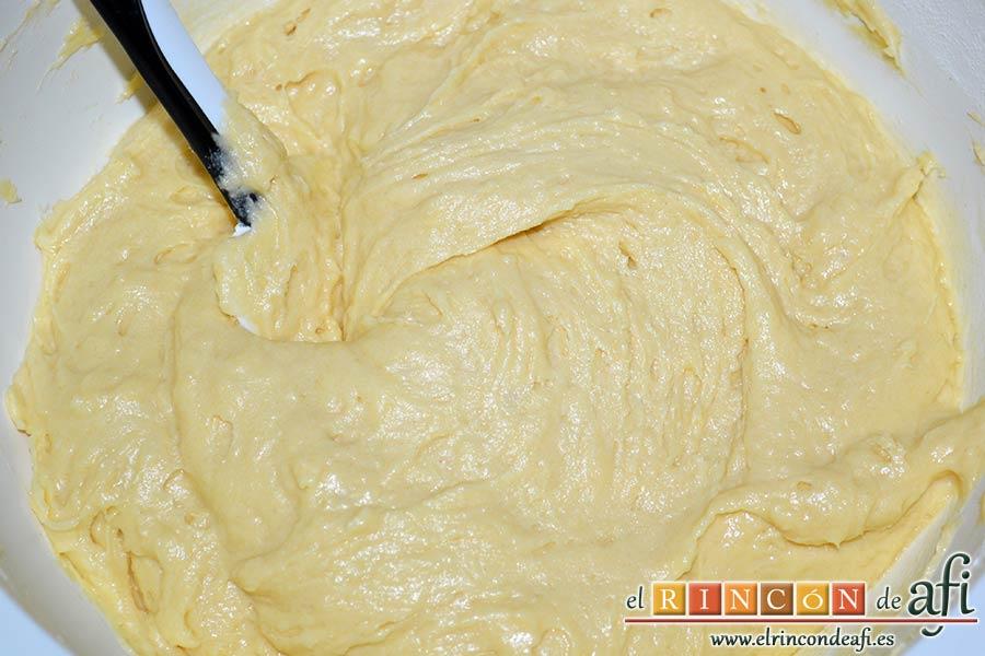 Bica gallega, agregar poco a poco la mezcla de harina y levadura e ir integrando con movimientos envolventes