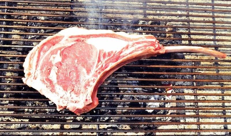 tomahawk con mantequilla de bourbon