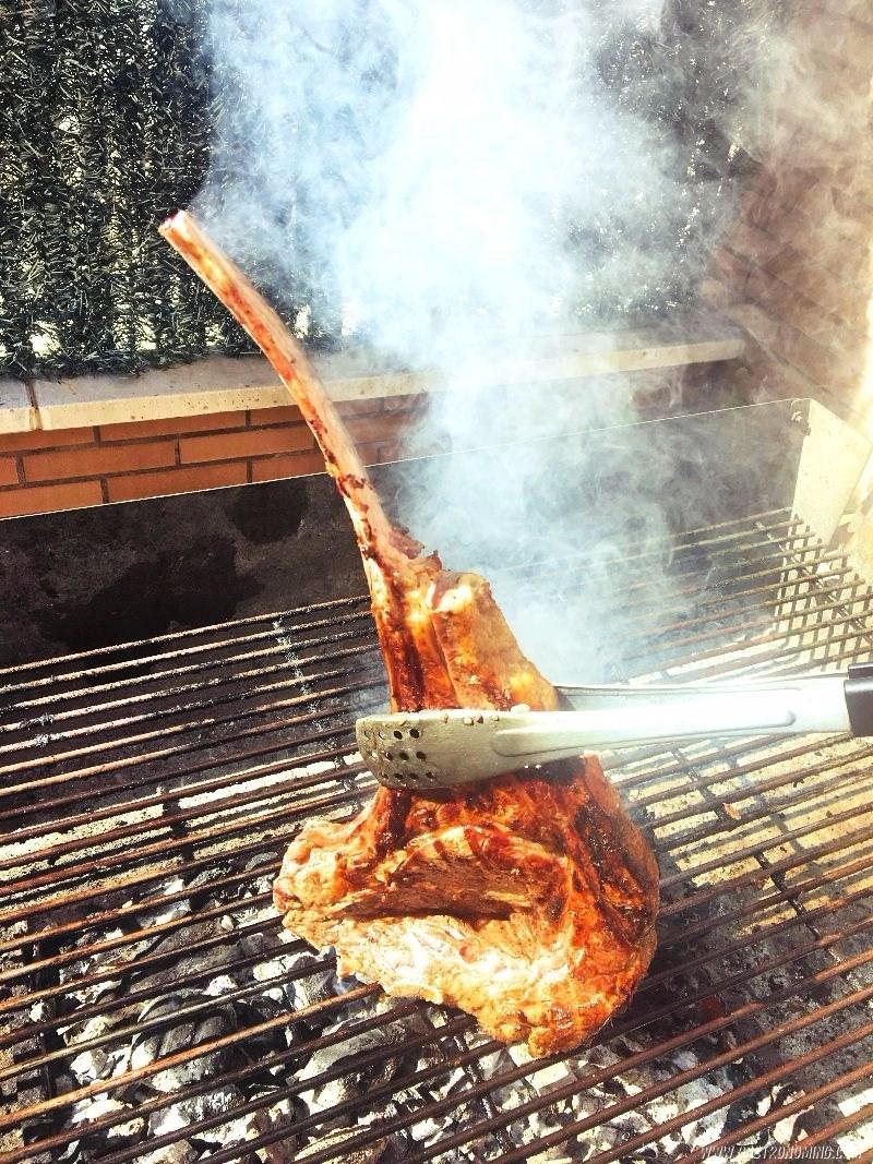 tomahawk con mantequilla de bourbon
