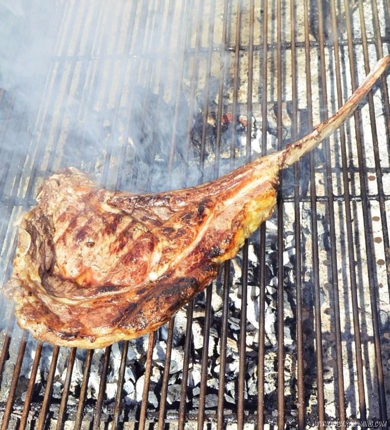 tomahawk con mantequilla de bourbon