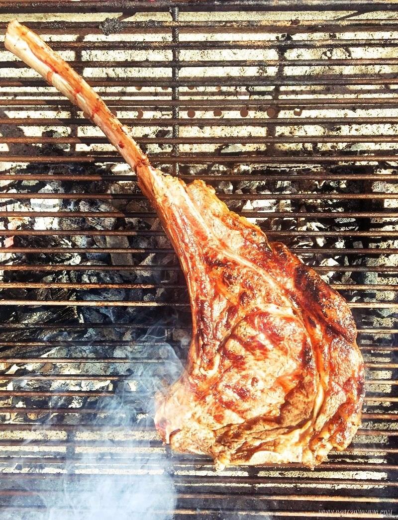 tomahawk con mantequilla de bourbon